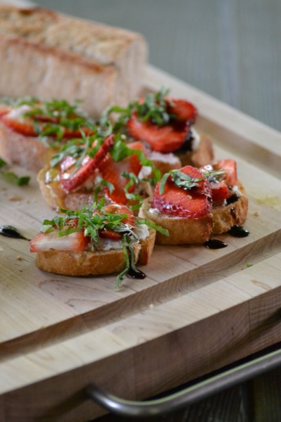 Strawberry, Goat Cheese &amp; Basil Bruschetta (www.mincedblog.com)