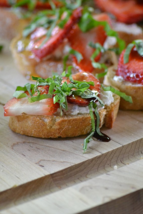 Strawberry, Goat Cheese &amp; Basil Bruschetta (www.mincedblog.com)